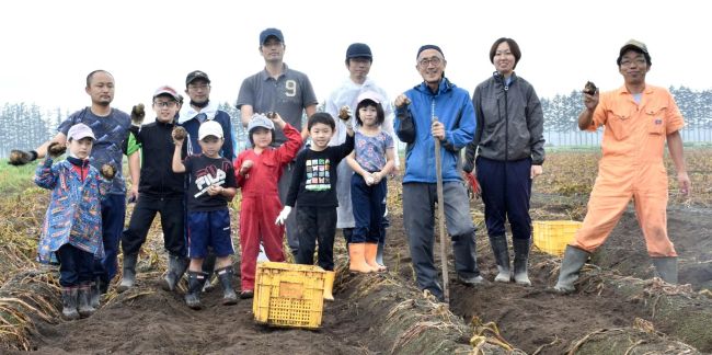 大きなイモに歓声も　ジャガイモ掘りを体験　芽室西小