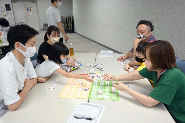 親子でＳＤＧｓ体感　カードゲームで持続可能な社会学ぶ