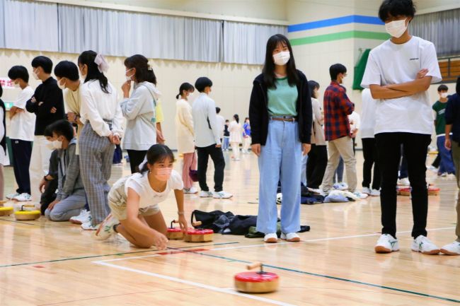 大阪の高校生がフロアカーリング体験　新得