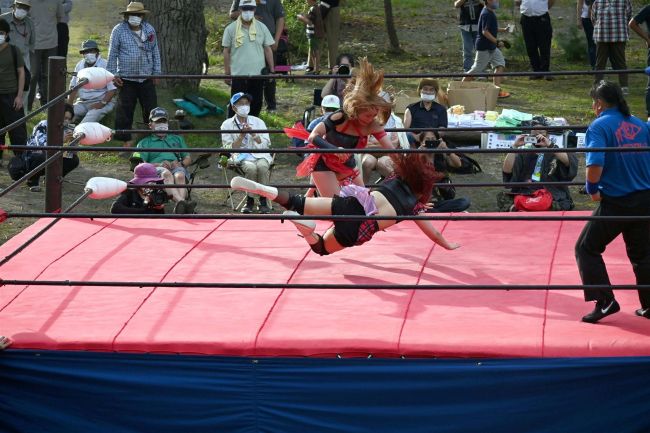 熱い戦いに境内沸く　大正神社で奉納プロレス