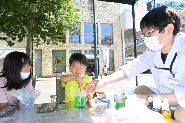 ホコテン今期最終日　ショーや雑貨市　子どもの笑顔咲く