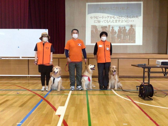 【写真】新得中でセラピー犬の授業　社会福祉と動物、深く関係