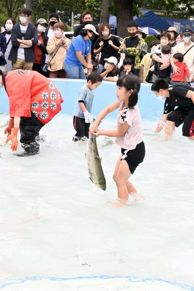 秋サケつかみ取り　びしょぬれで奮闘　大樹で柏林公園まつり