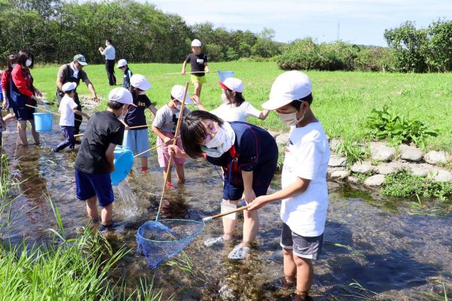 小学生と高校生が「水辺観察」　大樹