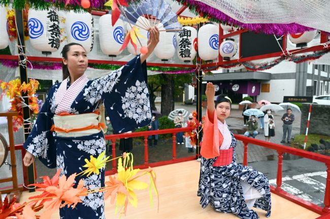 雨も華やか神輿渡御　帯廣神社の秋季例大祭で４年ぶり