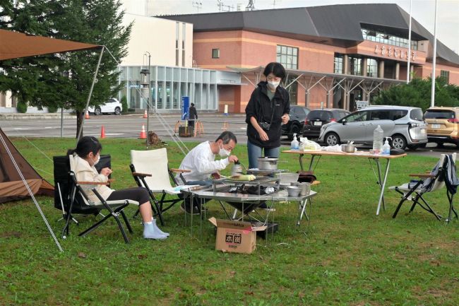 おびひろ空港敷地でキャンプ満喫　航空機見学に夜の滑走路歩行体験も