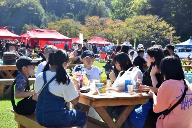 晴天の下グルメなど楽しむ　ふるさとみのり祭り　浦幌