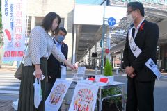 赤い羽根運動　３年ぶり街頭募金始まる