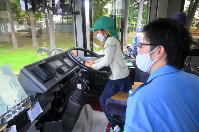 【写真】上手に鳴らせた！　幕別幼稚園でバス置き去り対応訓練