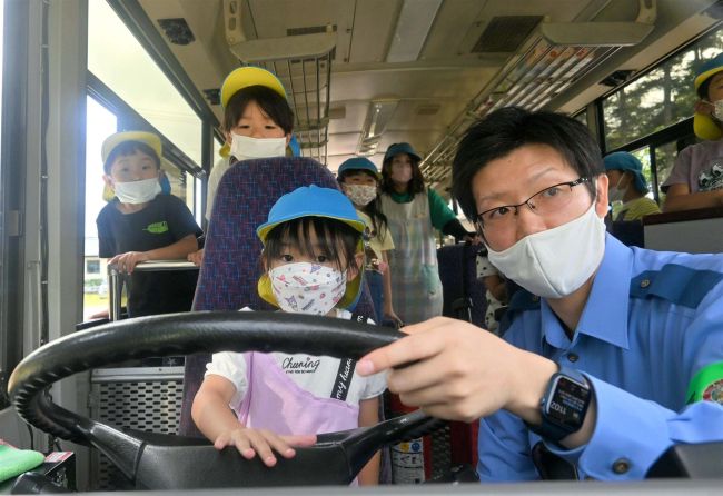 上手に鳴らせた！　幕別幼稚園でバス置き去り対応訓練