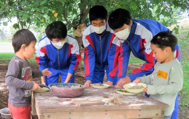 中学生が保育体験　更別