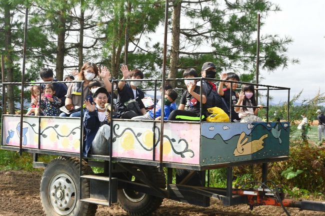 【写真特集】芽室落花生祭り　家族連れら畑で歓声