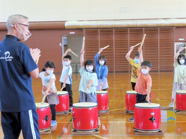 更別小でかしわ太鼓出前授業