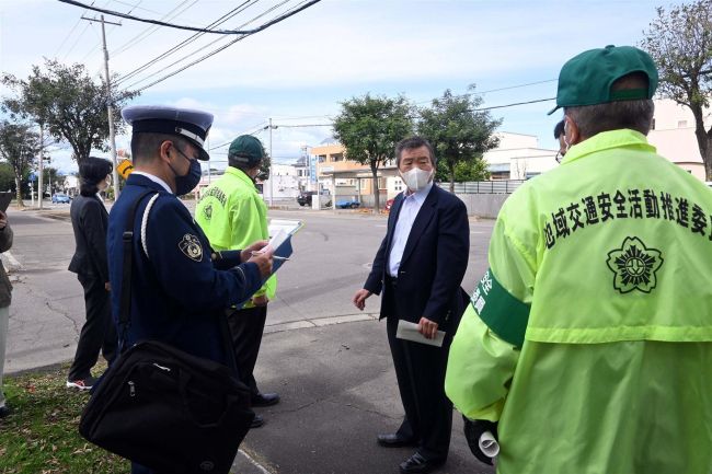 【写真】柏林台通の交通死亡事故受け現場診断　自転車のライト点灯を