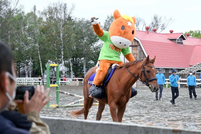 馬上に馬！？で観客笑顔　帯畜大で「馬フォーラム」