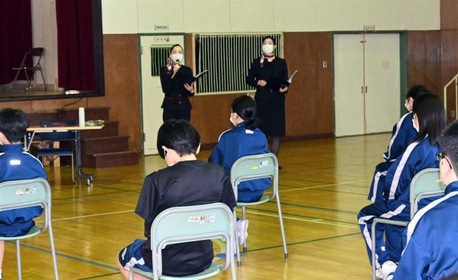 【写真】帯二中でJAL客室乗務員が講話 SDGsの取り組みなど紹介