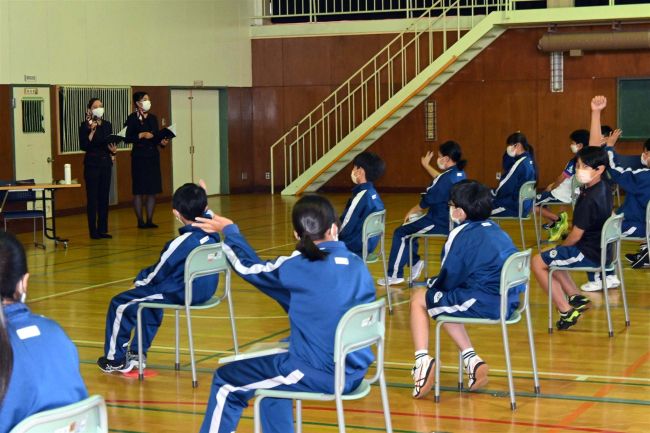 【写真】帯二中でJAL客室乗務員が講話 SDGsの取り組みなど紹介