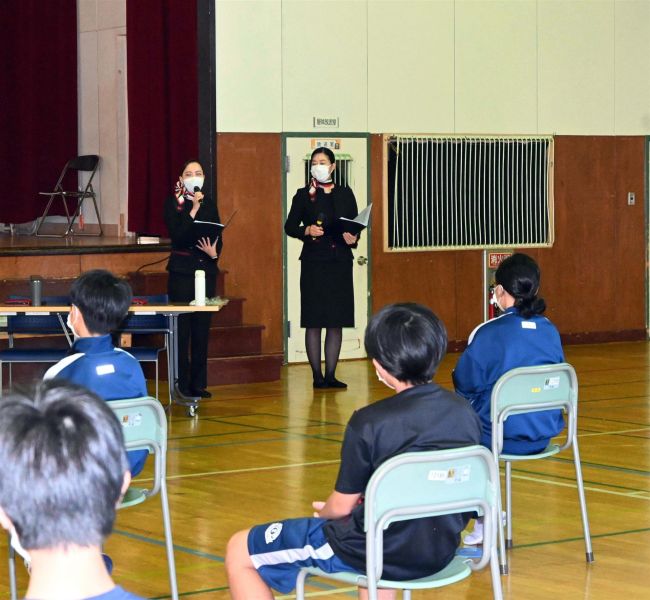 【写真】帯二中でJAL客室乗務員が講話 SDGsの取り組みなど紹介