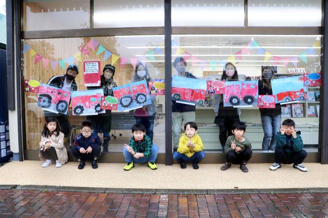 児童が描いた消防車の絵を展示　新得・相馬商店