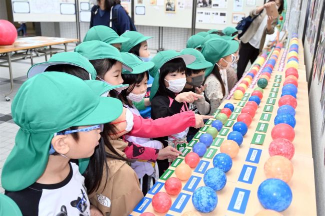 光る泥団子ずらり　帯広市役所で作品展