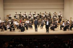迫力ある演奏を披露　清水の吹奏楽団が初演奏会