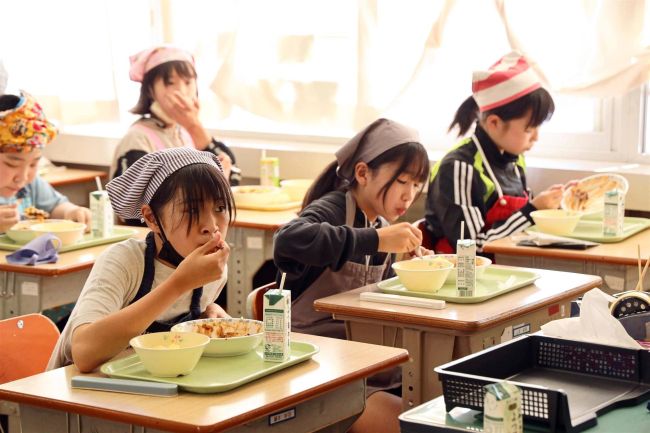 内海ファームのホルブラで給食　鹿追