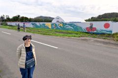 カニ、サケ、花火…１２０メートルのペイントアート　広尾