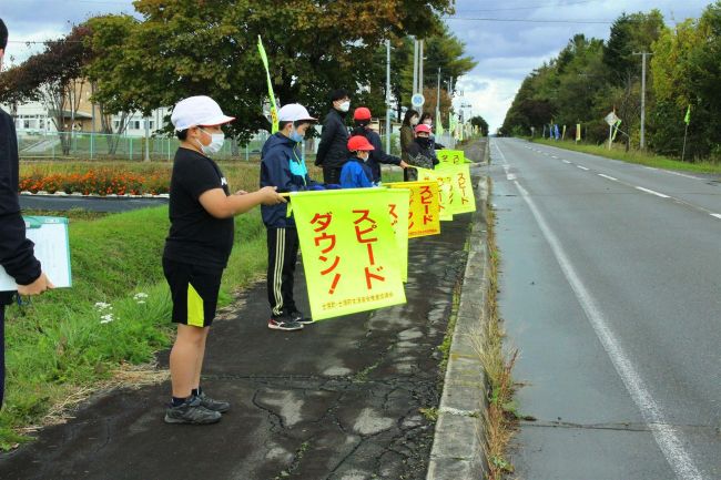 士幌上居辺小児童が交通安全キャンペーン　シートベルトの着用呼び掛ける