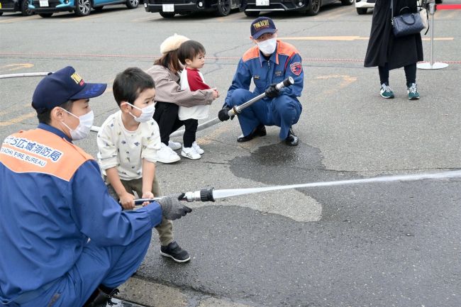 放水体験や消防車搭乗　ふれあいフェアにぎわう