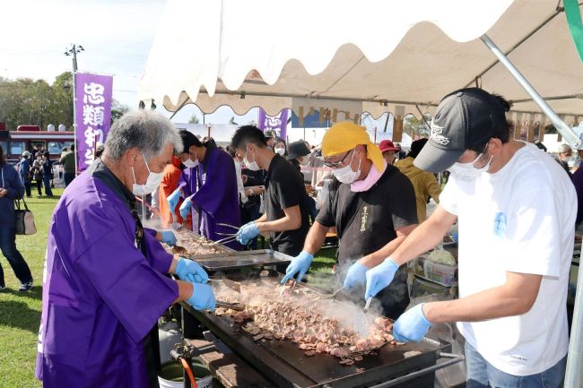 ユリ根８キロ購入の常連も　秋の味覚に行列　忠類どんとこいむら祭り