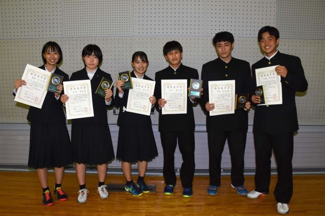 大塚祢央選手ら中高生１２人受賞　帯広ハンドボール協会初の年間優秀選手表彰