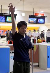 ４０チーム熱戦スタート、つうけんＢの久慈選手宣誓、勝毎杯職対ボウリング開幕
