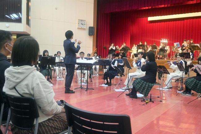 【写真】道警音楽隊が帯広署管内でコンサート　上士幌中、高と合同演奏も