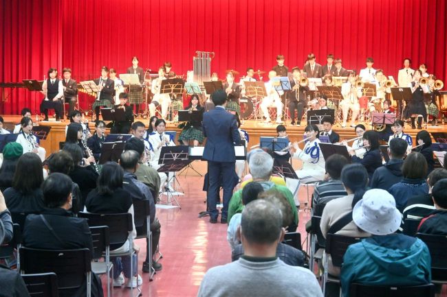 【写真】道警音楽隊が帯広署管内でコンサート 上士幌中、高と合同演奏も