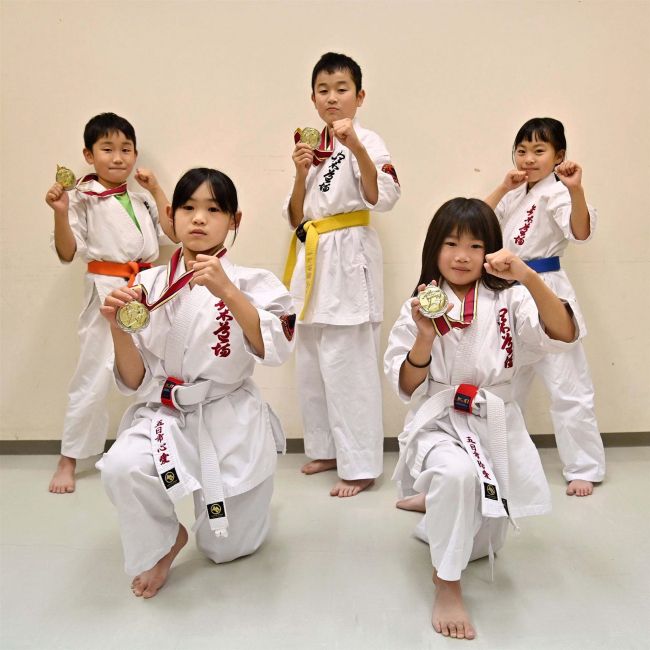 空手道極カップ秋の陣道選手権　鈴木道場の吉田、加藤、五日市姉妹準優勝の活躍
