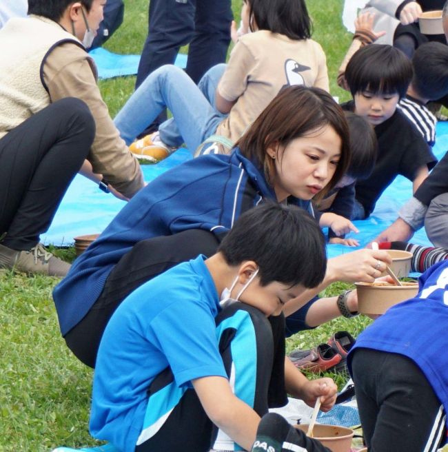 高木菜那さん招き「子ども食堂」開催　カレーを食べて笑顔に