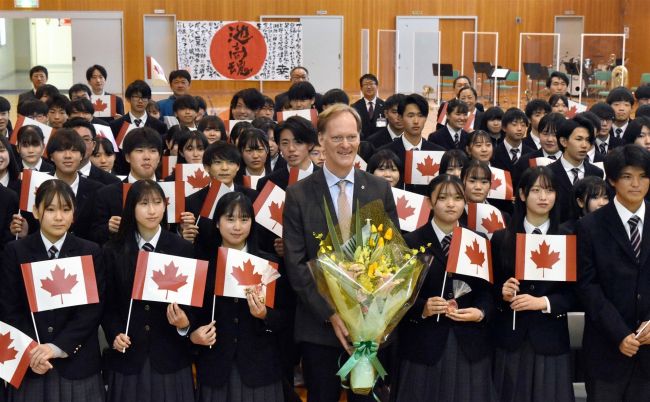 「交流は人生を豊かにします」　高校時代に池田滞在　カナダ大使来町