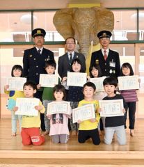 中札内幼年消防クラブの防火お絵かき会表彰式　２６日まで展示