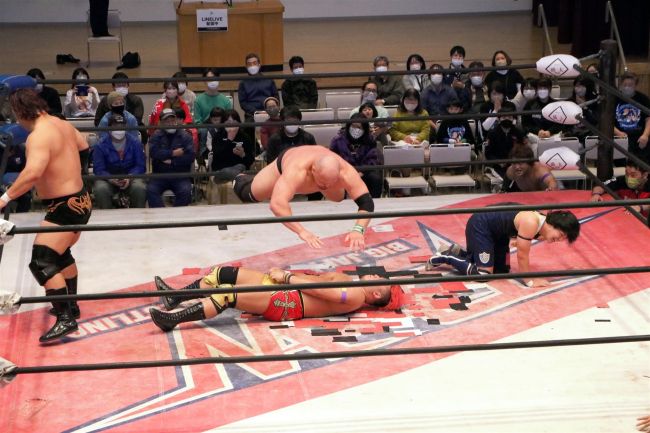 迫力ある試合に歓声　新得で大日本プロレス