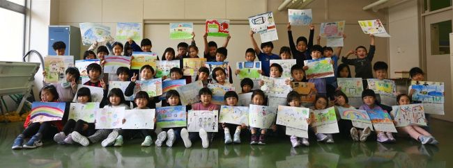 児童が描いた「平和」の絵、ウクライナへ　芽室２小学校