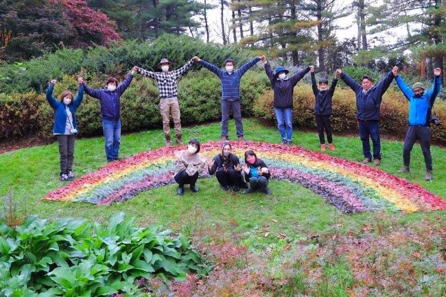 秋限定「葉っぱアート」　色づく真鍋庭園