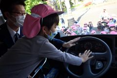 クラクション押し「助けて」　置き去り事件受け避難訓練