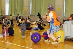 親子でバルーンアート楽しむ　音更