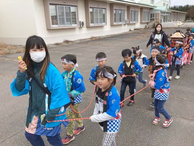 「わっしょい」元気な声響く　池田保育園の子どもみこし