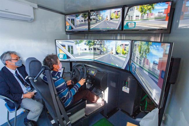 運転シミュレーターも　広尾で「安全教室」