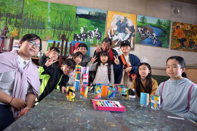 【写真】芽室町の画家の美術館　広野地区の児童・生徒が見学