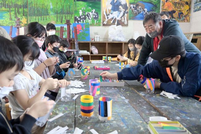 芽室町の画家の美術館　広野地区の児童・生徒が見学