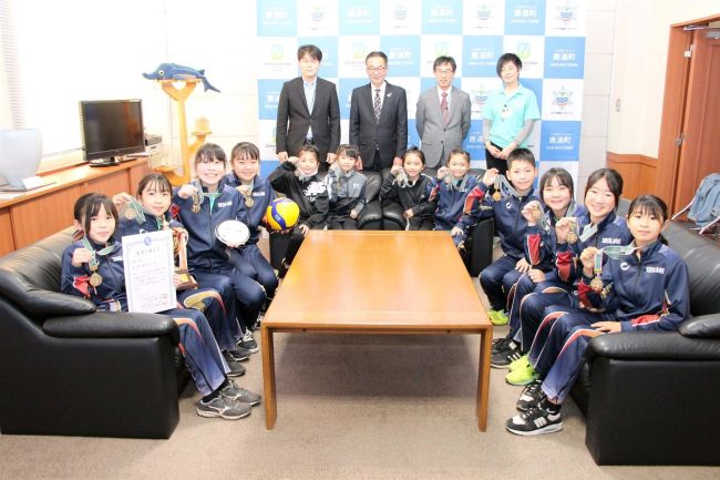 バレーの鹿追リトルバンビ　町に優勝報告