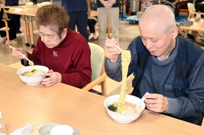 こぼれ話「養護老人ホーム普仁園でラーメン９０食提供　ラーメンハウス遊麺」