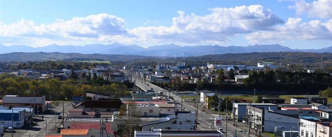 遠景近景（７１）「役場から見渡す街並みと日高山脈　大樹」